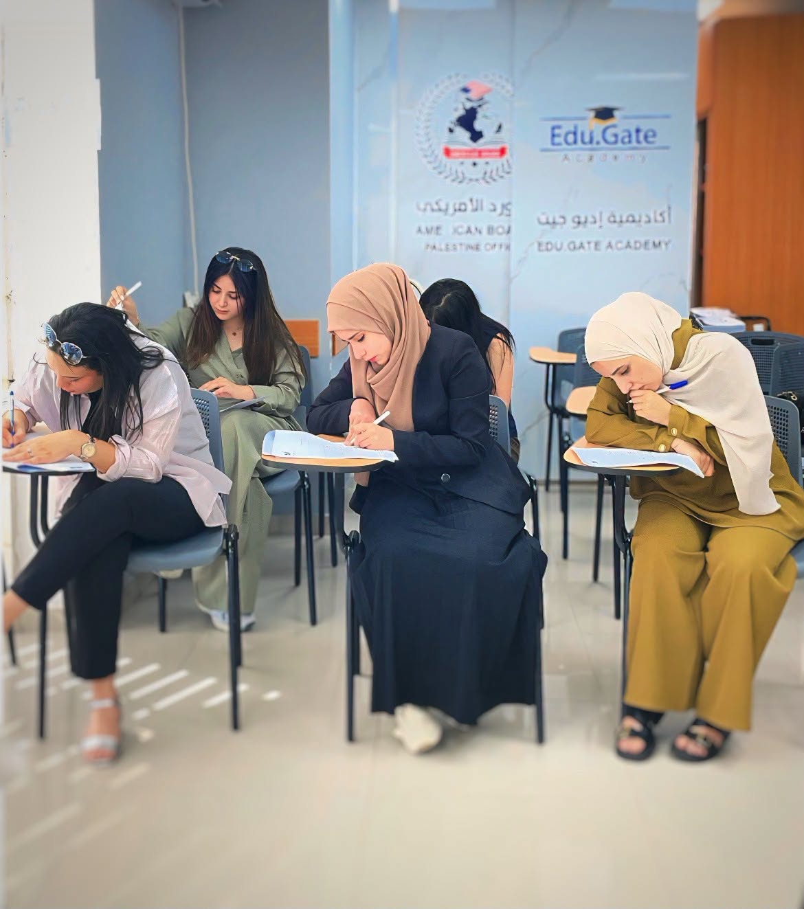 طالبات دبلوم العناية بالبشرة يقدمن الامتحان النظري