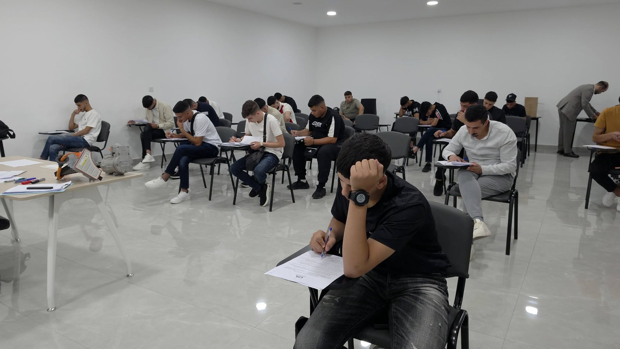 يخوض طلبة دبلوم الهايبرد في Edu.Gate Academy امتحان التقييم النهائي في الأردن لاختتام تدريبهم العملي وتأهيلهم لسوق عمل السيارات الكهربائية.
